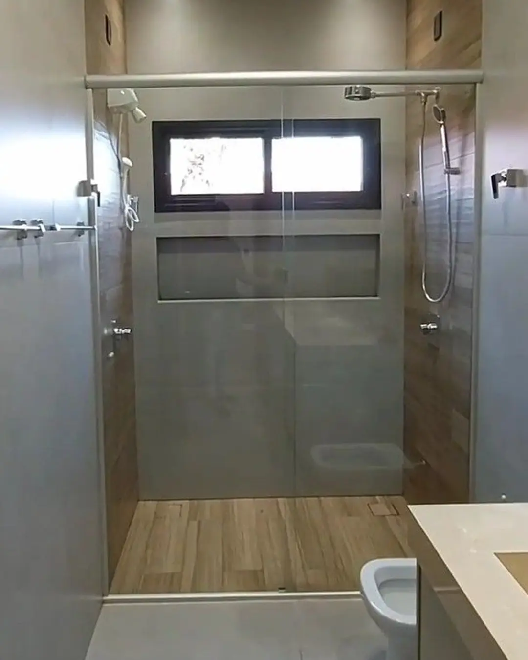 Box frontal de vidro temperado instalado em banheiro — Vidraçaria Shekinah Manaus