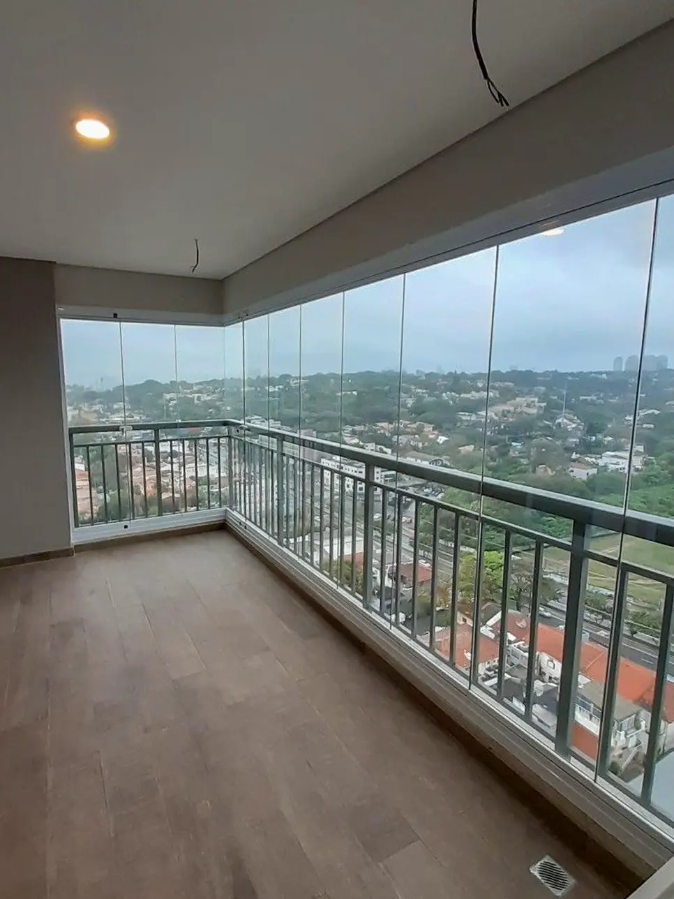 Cortina de Vidro Temperado instalada em varanda moderna em Manaus