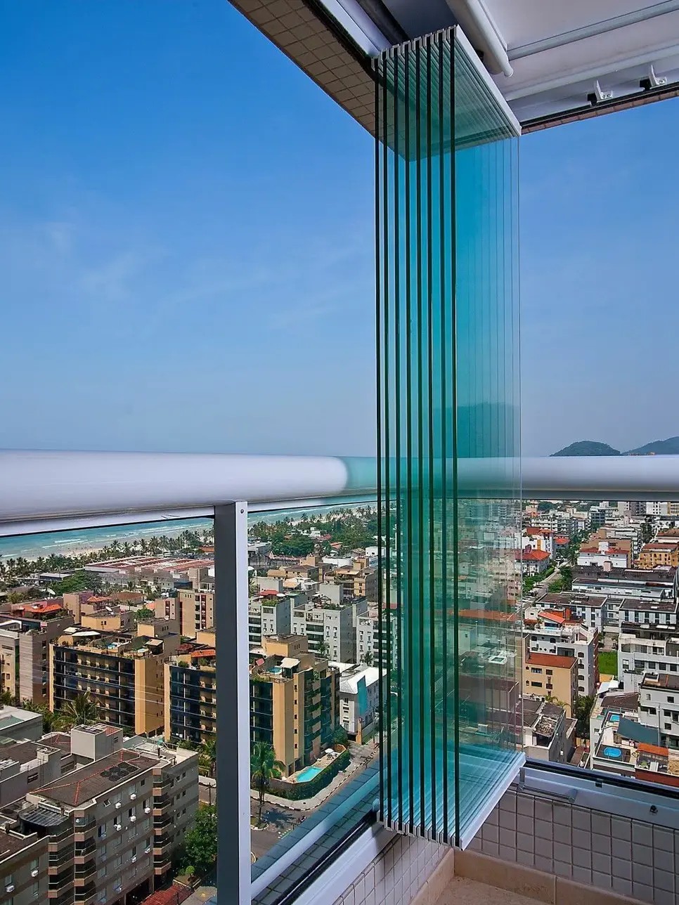 Cortina de vidro para área gourmet — Manaus