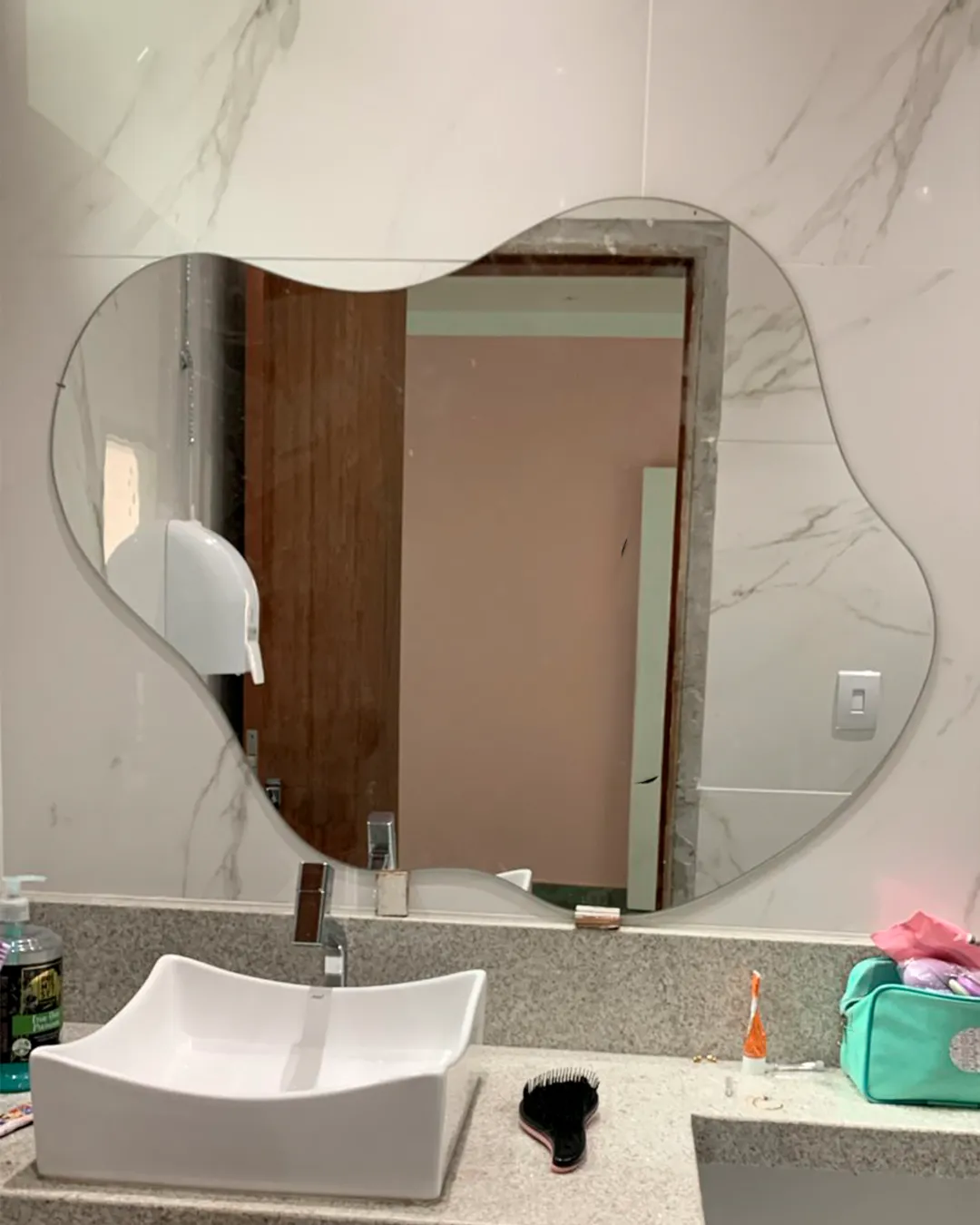 Espelho orgânico moderno instalado em Manaus