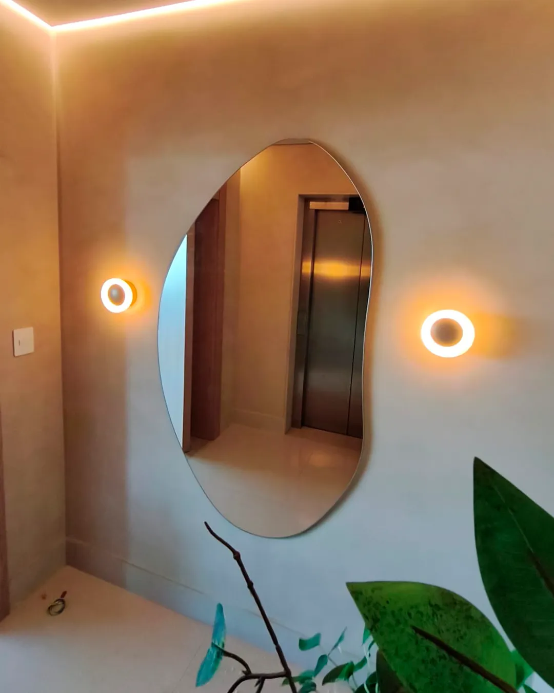 Espelho orgânico com LED em banheiro moderno — Vidraçaria Shekinah Manaus