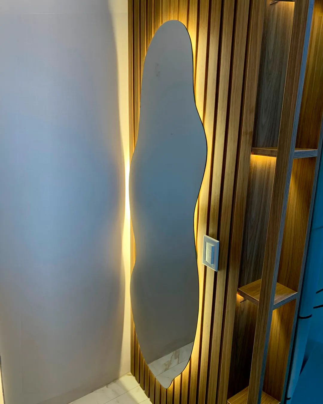 Espelho orgânico irregular com LED — Adrianópolis Manaus