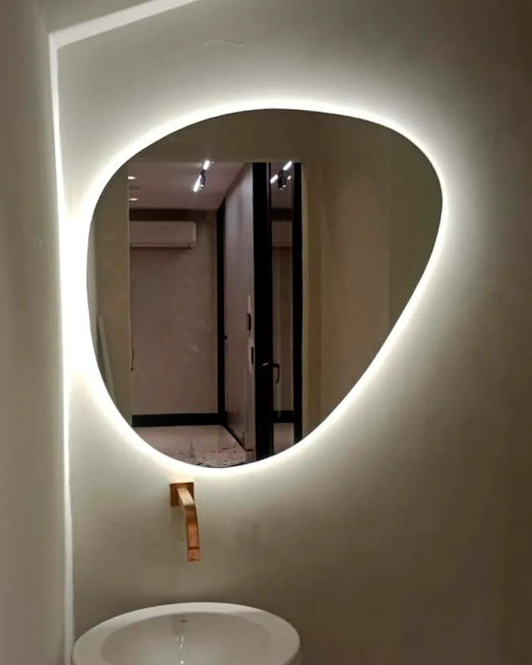 Espelho orgânico com LED instalado — Vidraçaria Shekinah Manaus